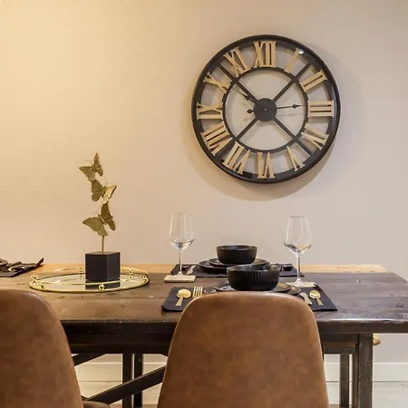 Outside Balcony Lux شقة *