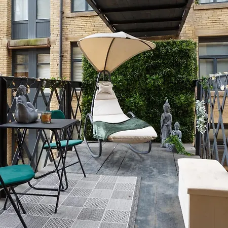 Outside Balcony Lux برادفورد