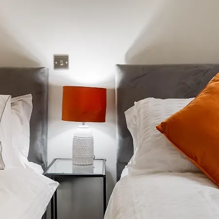 Outside Balcony Lux * Bradford (West Yorkshire)