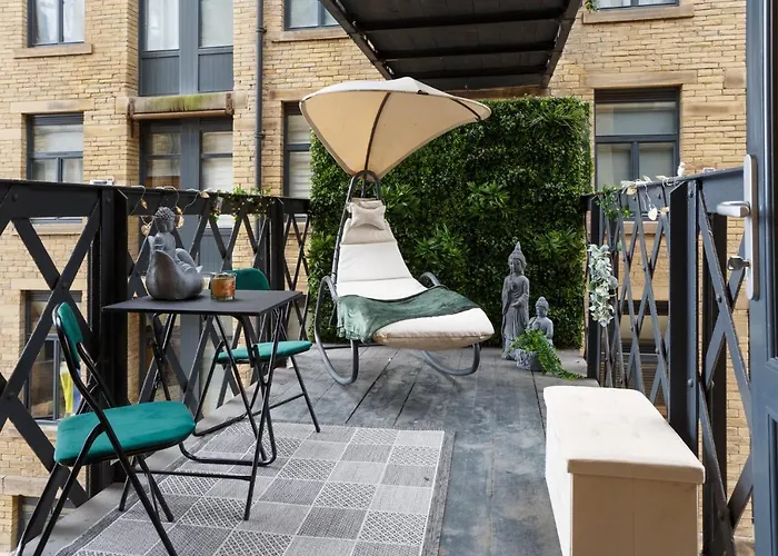 Outside Balcony Lux برادفورد